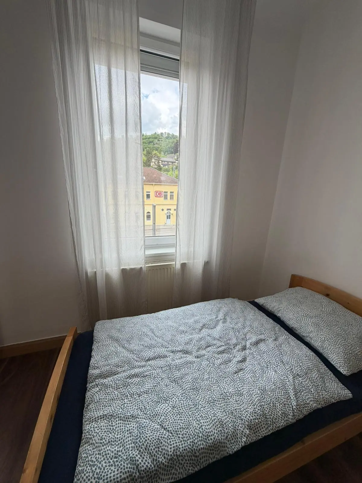 Gemütliches Einzelbett am Fenster in einer gepflegten Monteurwohnung in Geislingen an der Steige.
