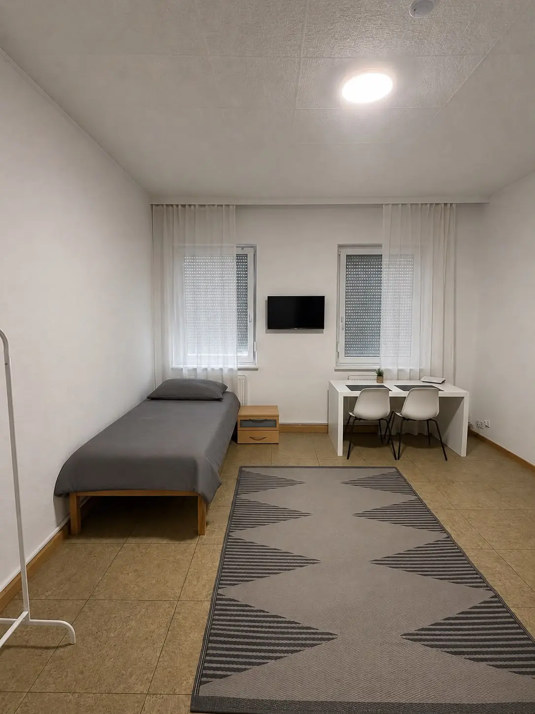 Gemütliches Einzelbett am Fenster in einer gepflegten Monteurwohnung in Geislingen an der Steige.