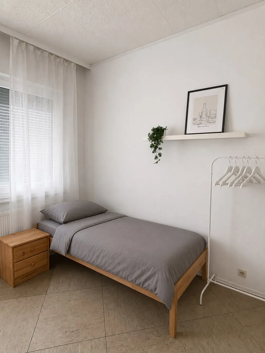 Möbliertes Einzelzimmer mit Bett, Tisch, Fernseher und hellen Fenstern in Unterkunft auf Zeit